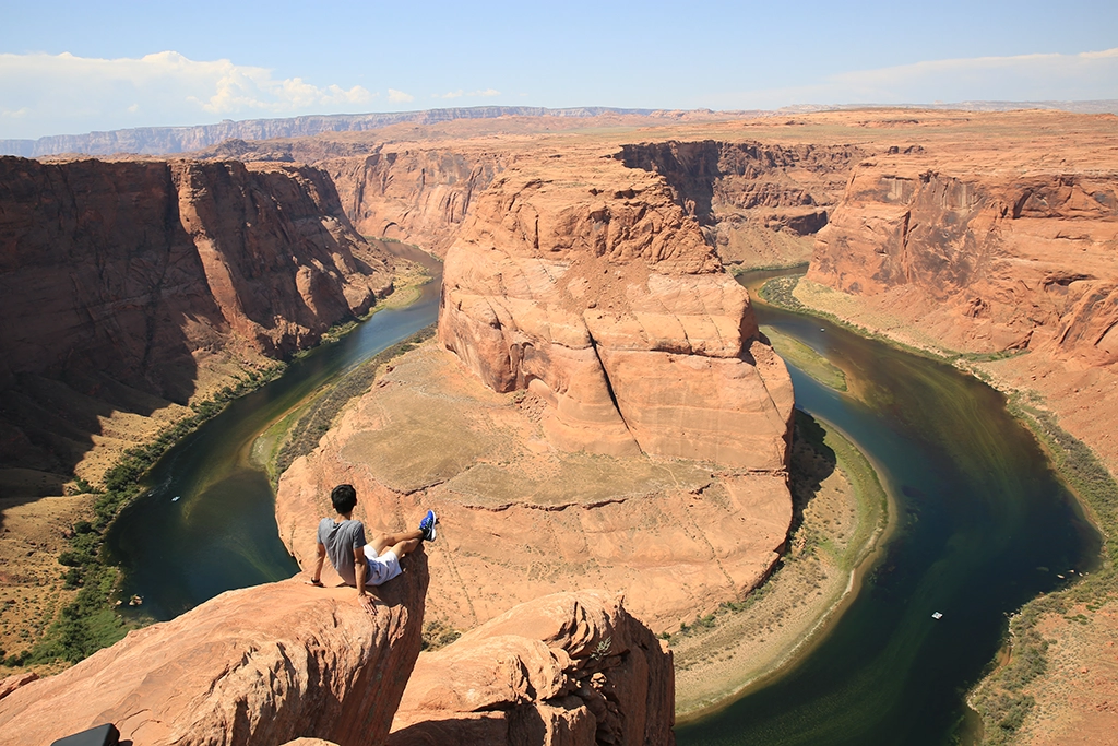Panoramablick auf Horseshoe Bend in Arizona mit Besucher auf dem Felsen über der Schlucht des Colorado River