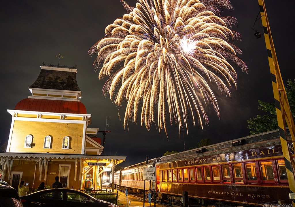 Großes Feuerwerk über dem historischen Bahnhof von North Conway in New Hampshire
