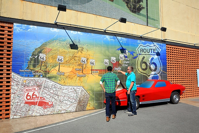 Route 66 Wandgemälde mit Karte und rotem Sportwagen