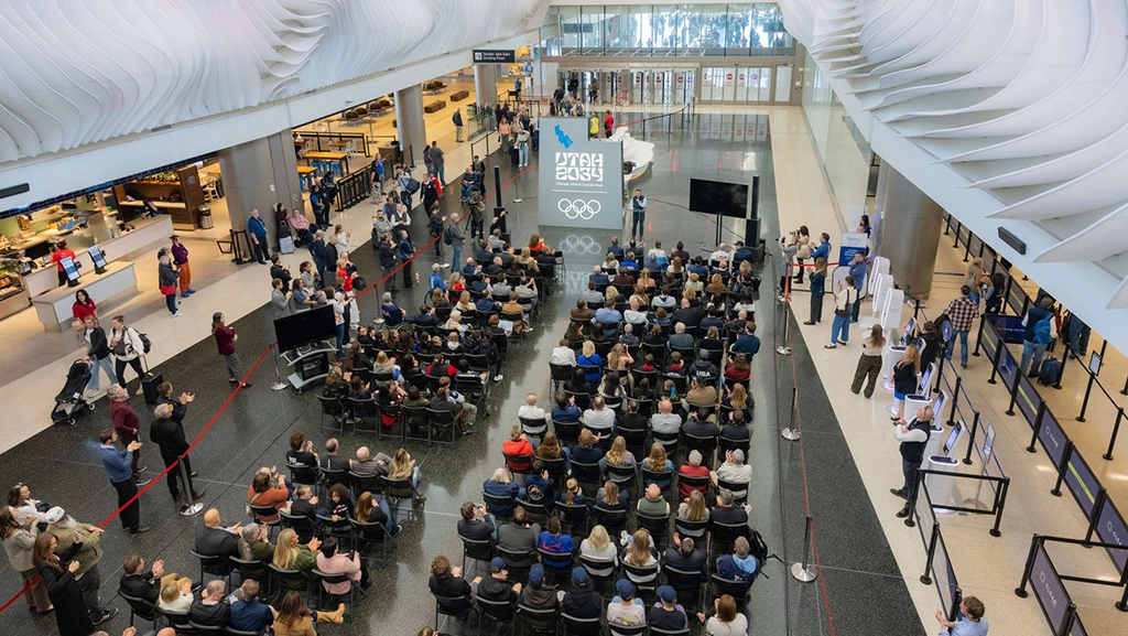 Menschenmenge bei der Vorstellung der Utah-2034-Skulptur im Hauptterminal des Flughafens in Salt Lake City