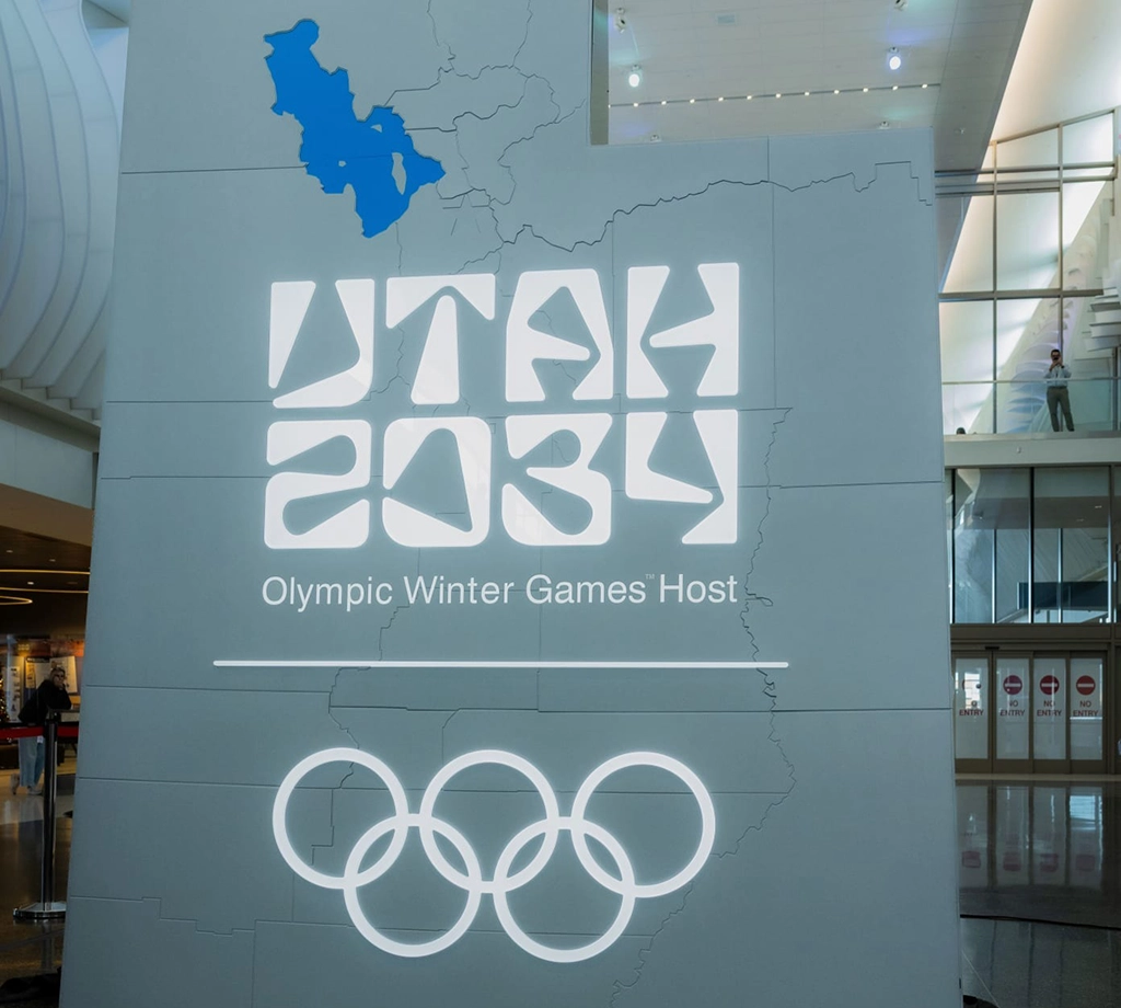Große Utah-2034-Leuchtskulptur mit Olympischen Ringen im Terminal des Salt Lake City International Airport