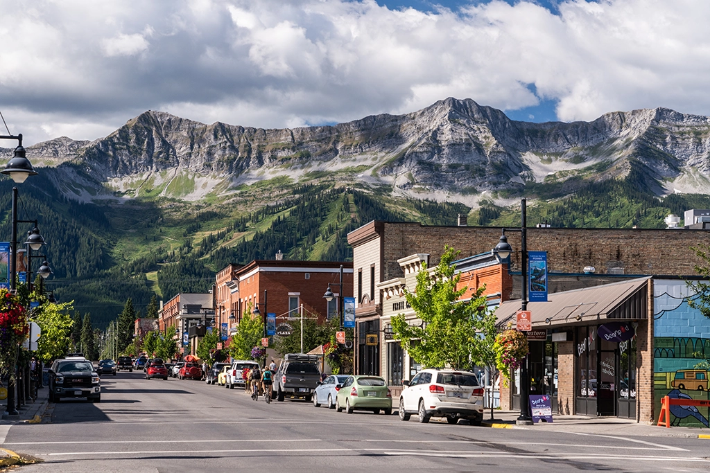 Blick auf die Stadt Fernie mit der mächtigen Kulisse der kanadischen Rocky Mountains im Hintergrund.