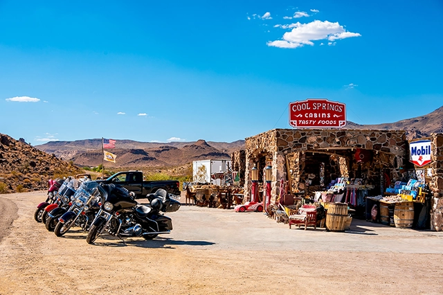 Historische Cool Springs Station mit Motorrädern an der Route 66
