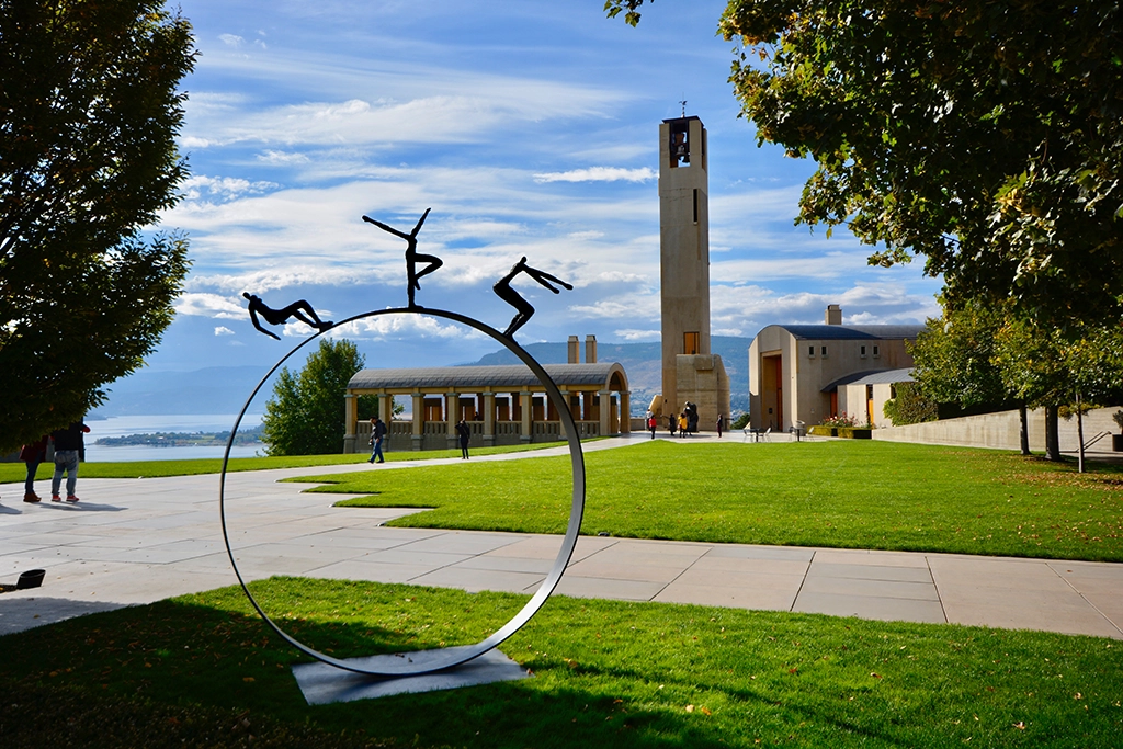 Blick auf das Glockenturm-Gebäude und den Skulpturenpark der Mission Hill Winery in Kelowna