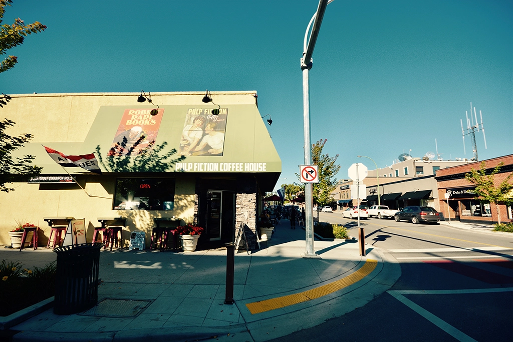 Außenansicht des Pulp Fiction Coffee House mit angrenzendem Antiquariat in Downtown Kelowna