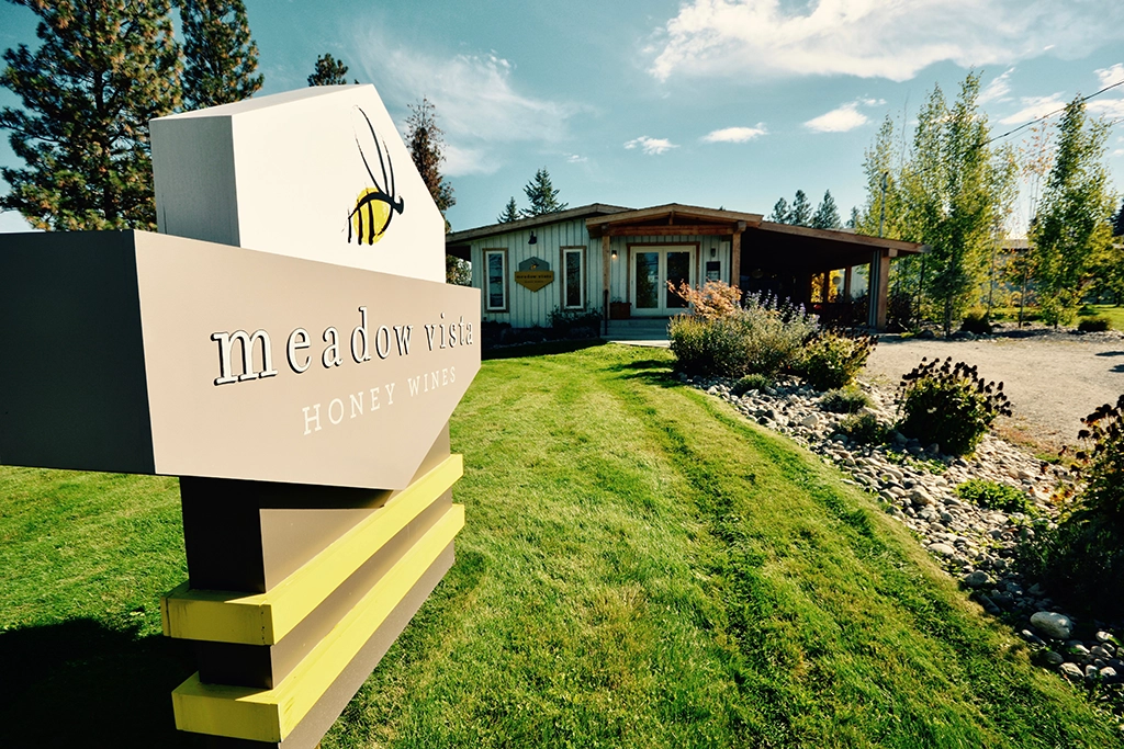 Weingut Meadow Vista Honey Wines in East Kelowna mit Firmenschild und Verkostungsraum