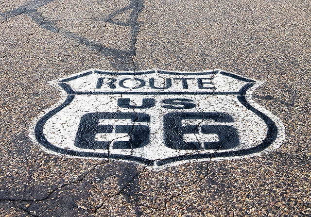 Historisches Route 66 Schild auf dem Asphalt