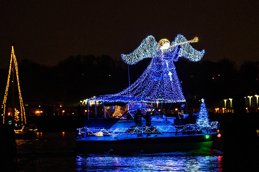 Festlich geschmücktes Boot mit Engel aus Lichterketten bei der Holiday Boat Parade in Alexandria, Virginia