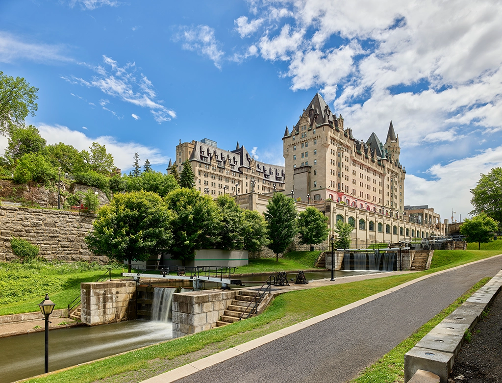 Luftaufnahme des Château Laurier in Ottawa mit Blick auf das Parlamentsviertel und den Ottawa River.