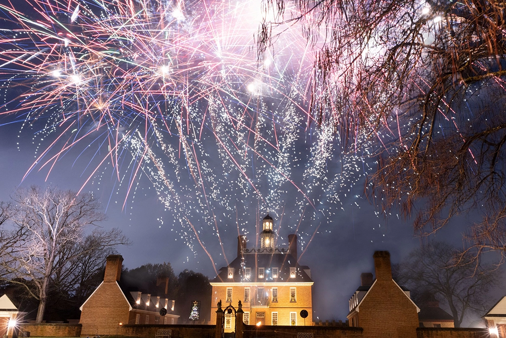 Feuerwerk über dem historischen Kapitol in Colonial Williamsburg bei der Grand Illumination