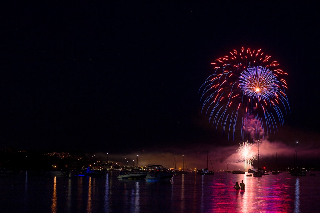Rotes und blaues Feuerwerk über dem Lake Champlain bei Burlington