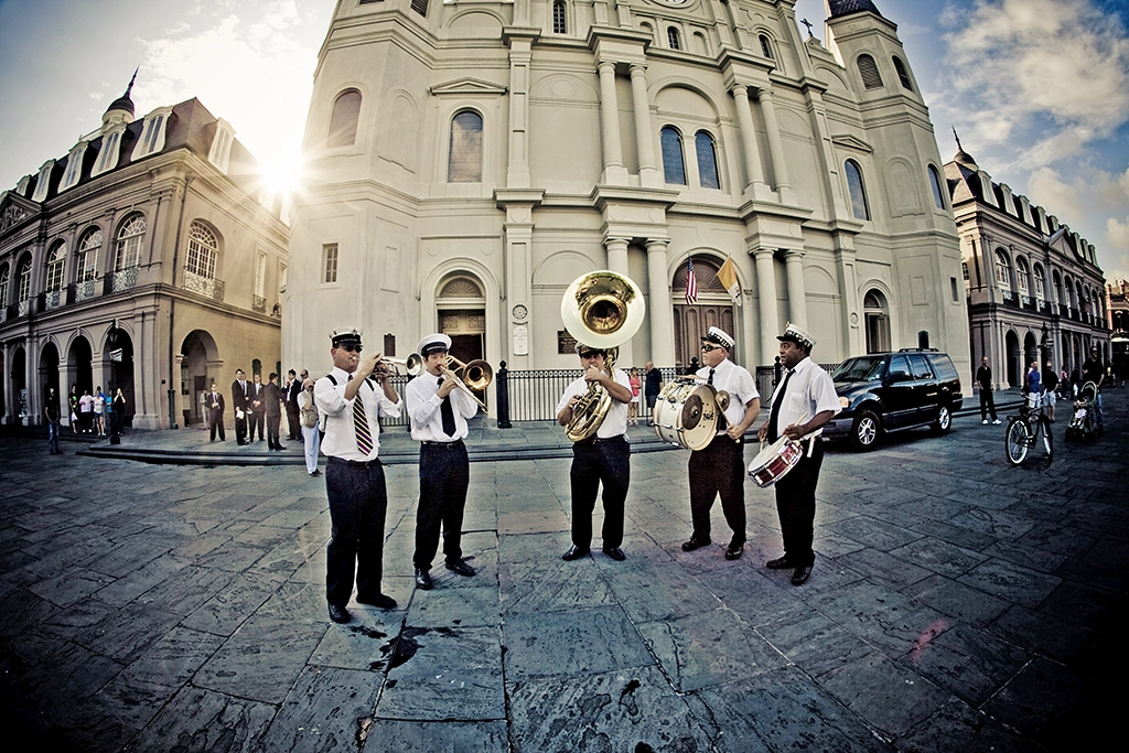 Eine sechsköpfige Jazzband spielt auf dem Jackson Square vor der St. Louis Cathedral im Herzen von New Orleans.