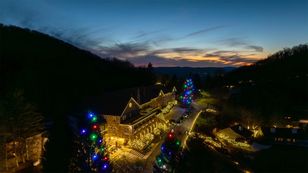 Weihnachtslichter und bunte Dekoration auf dem Gelände der Mountain Lake Lodge in Virginia