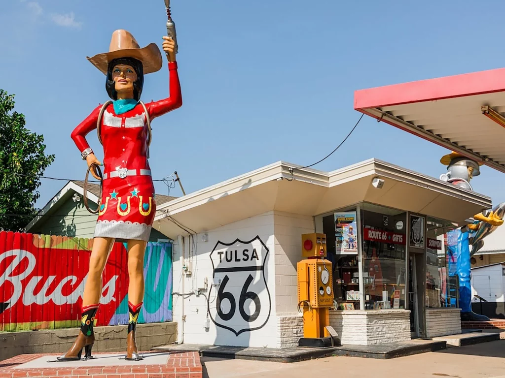 Cowgirl-Statue und Retro-Tankstelle an der Route 66 in Tulsa