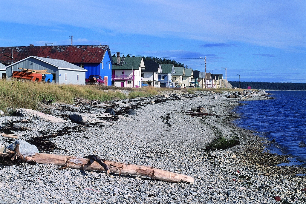 Bunte Häuser in Port-Menier entlang der Küste auf der Île d’Anticosti in Québec Maritime