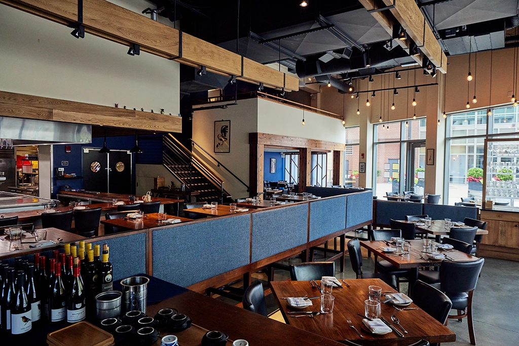 Moderner Gastraum des Michelin-Restaurants Pagu in Boston mit offenen Bereichen und zeitgemäßem Design