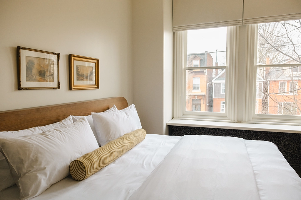 Historisches Gästezimmer im Belvedere Hotel in Kingston mit klassischer Einrichtung und Blick auf Altbauten.
