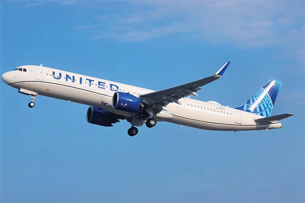 Ein Airbus A321neo der Fluggesellschaft United Airlines hebt bei blauem Himmel ab.