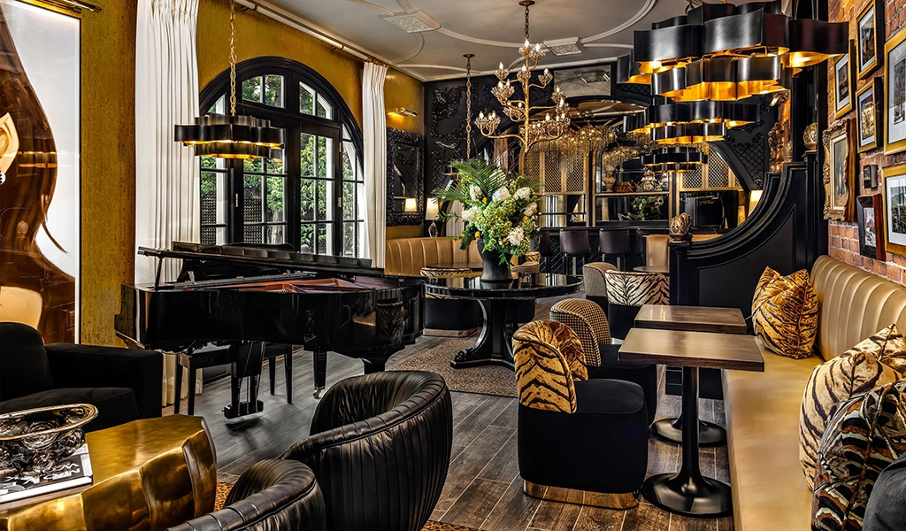 Stilvoll eingerichtete Hotellounge mit Klavier und Designerleuchten im The Scotsman Hotel.