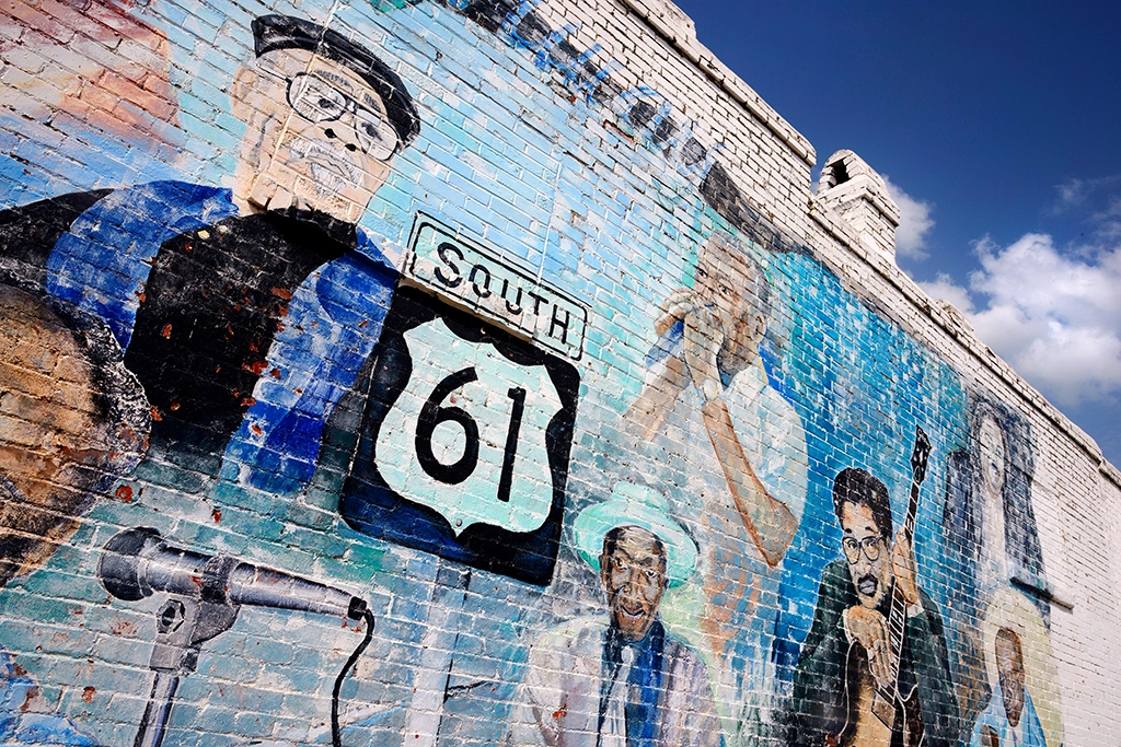 Wandbild in Leland, Mississippi, mit Porträts berühmter Bluesmusiker und einem Highway-61-Schild.