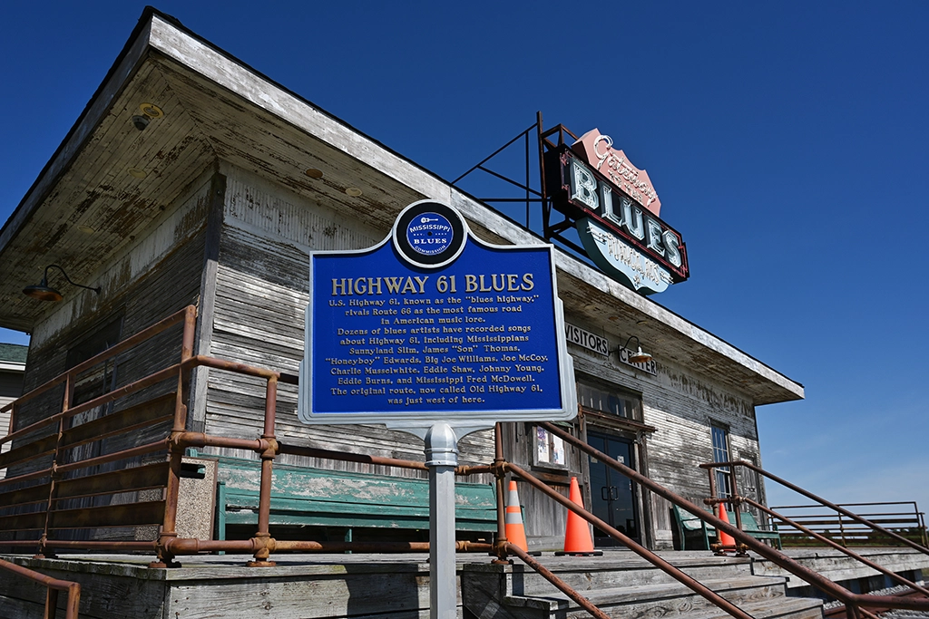 Historisches Holzgebäude mit Blues-Schild und Mississippi Blues Trail Marker am Gateway to the Blues Museum in Tunica.