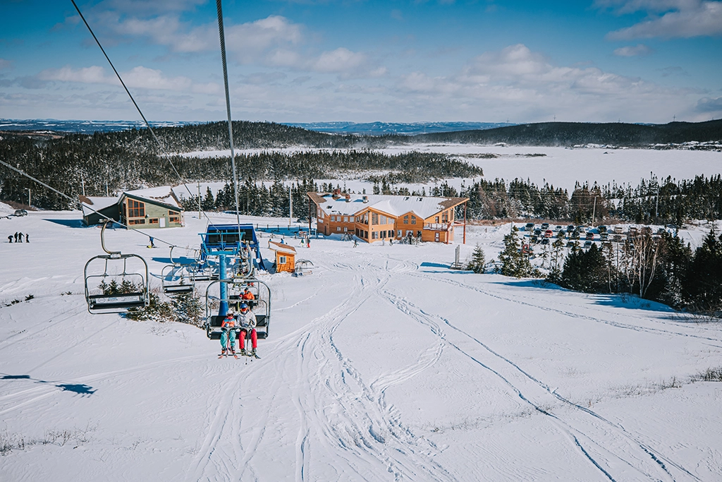 Zwei Skifahrer auf Piste im White Hills Resort in Neufundland
