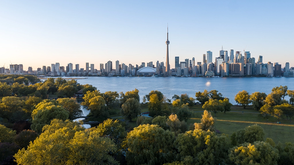 Skyline von Toronto mit CN Tower und Uferpark am Ontariosee