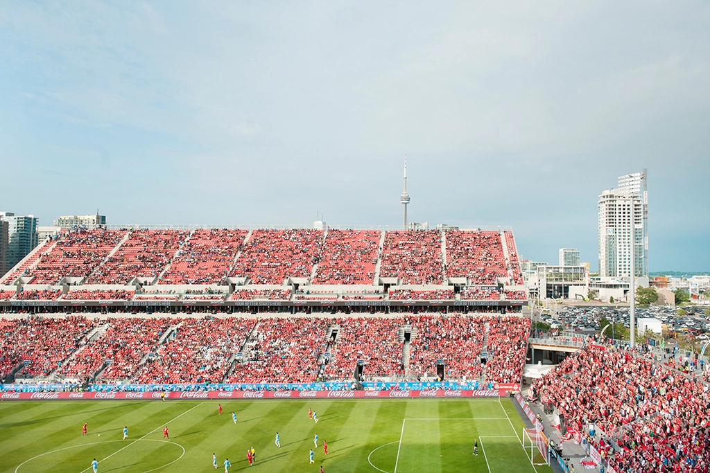 Fußballspiel im BMO Field in Toronto mit voll besetzten Tribünen