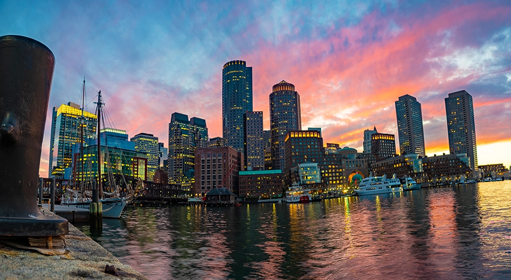 Boston Harbor bei Sonnenuntergang mit Skyline, Hafenbecken und Booten