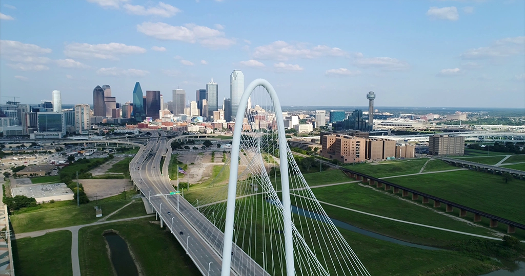 Margaret Hunt Hill Bridge in Dallas mit Skyline und Straßenverkehr aus der Luft