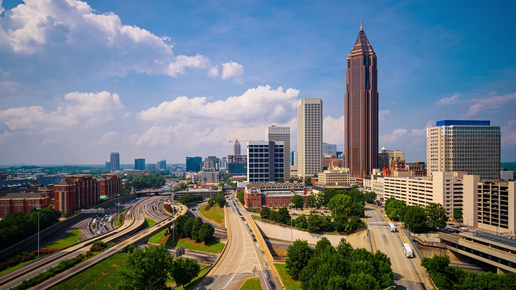 Downtown Atlanta mit Hochhäusern und mehrspurigen Straßen bei Tageslicht