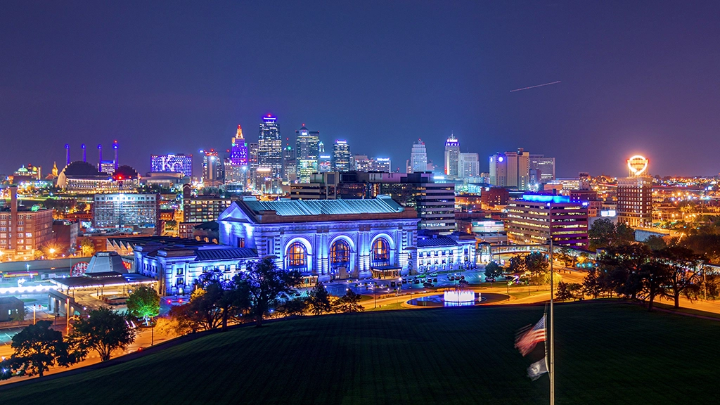 Downtown Kansas City bei Nacht mit beleuchteter Union Station und Skyline