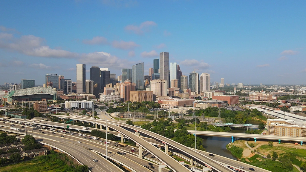 Mehrstöckige Autobahnkreuze vor der Skyline von Downtown Houston aus der Luft
