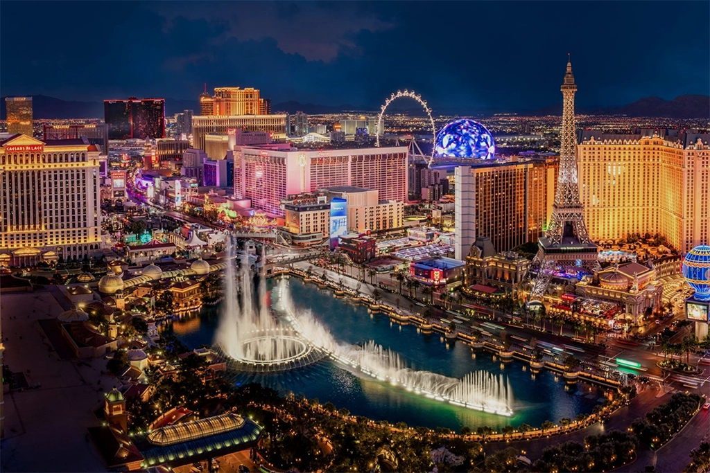 Blick auf den Las Vegas Strip bei Nacht mit Bellagio Fountains, Hotels und beleuchteter Skyline in Nevada