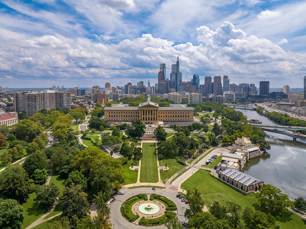 Blick auf das Philadelphia Museum of Art mit Skyline von Philadelphia und dem Schuylkill River im Hintergrund