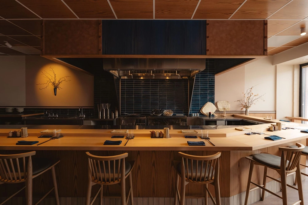 Thekenplatz mit Blick in die offene Küche eines Michelin-Restaurants in Vancouver mit klarer, minimalistischer Gestaltung