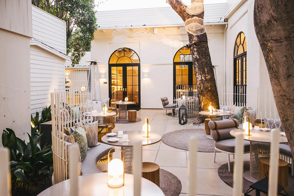 Außenbereich eines Michelin-ausgezeichneten Restaurants in Kalifornien mit modernem Design, Sitzgruppen und stimmungsvoller Beleuchtung
