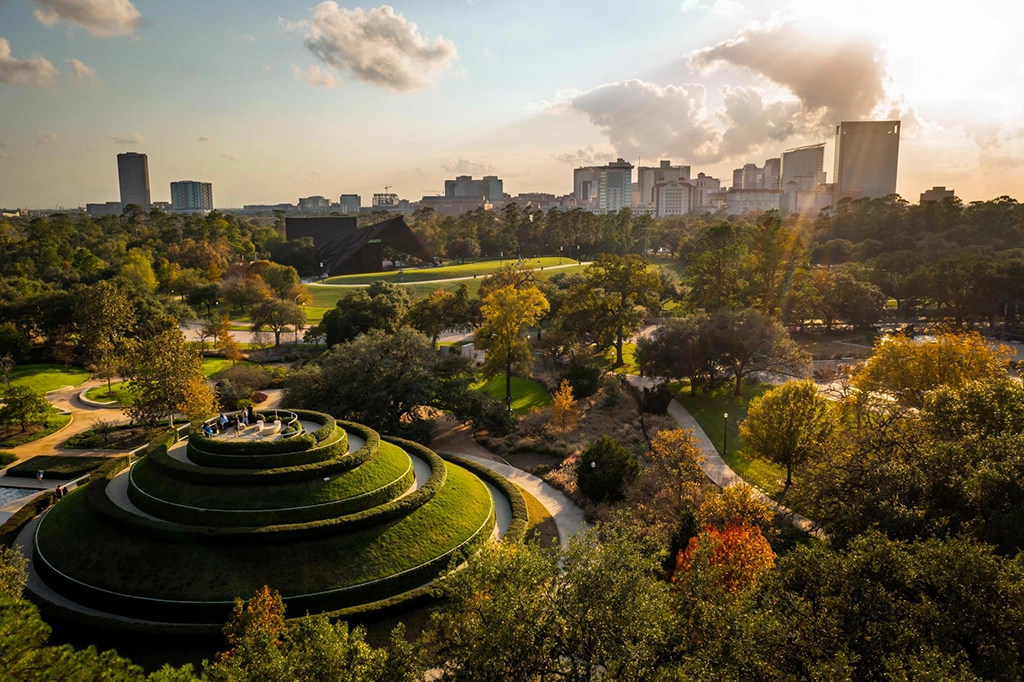 Parklandschaft in Houston mit Skyline im Hintergrund als Gastgeberstadt der Michelin Guide Texas Ceremony 2025