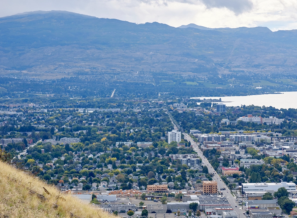 Stadtansicht von Kelowna mit Okanagan Lake und umliegenden Bergen, aufgenommen vom Knox Mountain