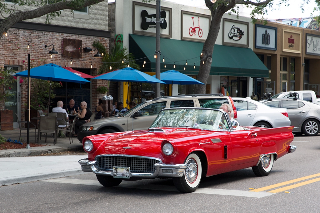 Oldtimer vor Restaurants und Bars an der Central Avenue in St. Pete