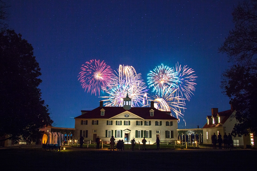 Feuerwerk über dem Herrenhaus von Mount Vernon bei den Christmas Illuminations