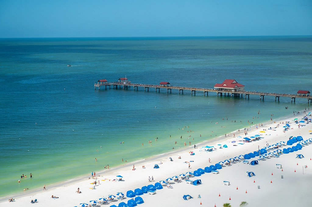 Luftaufnahme von Clearwater Beach mit Pier und Sonnenschirmen