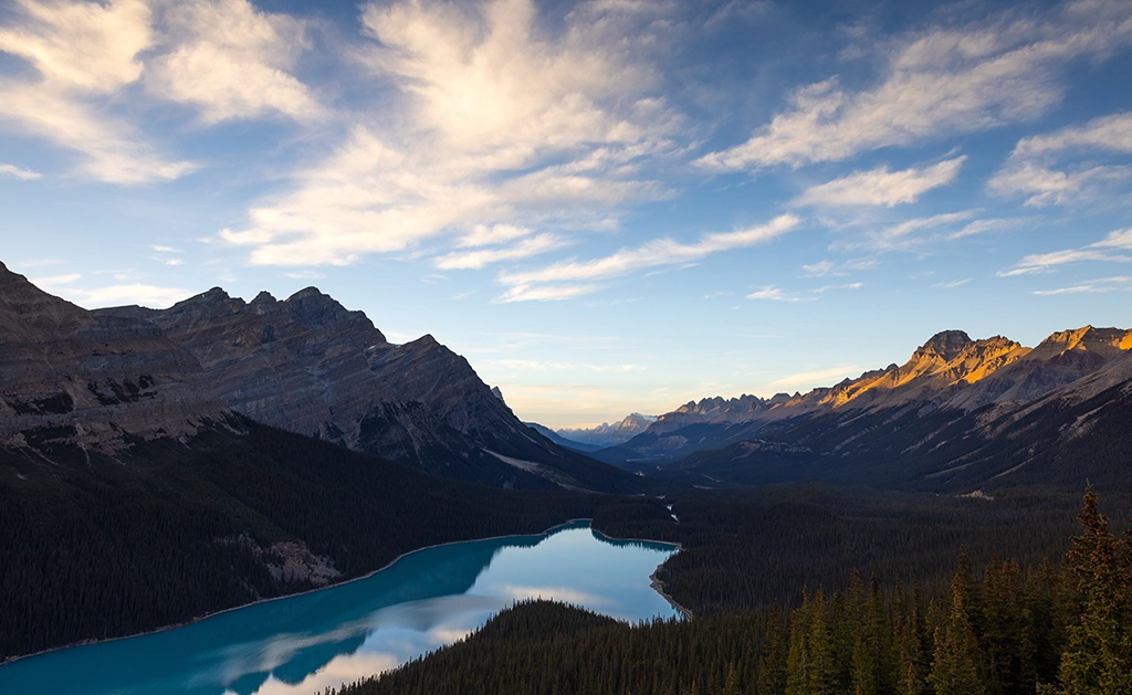 Blick auf den türkisfarbenen Lake Louise im Banff National Park bei Sonnenlicht