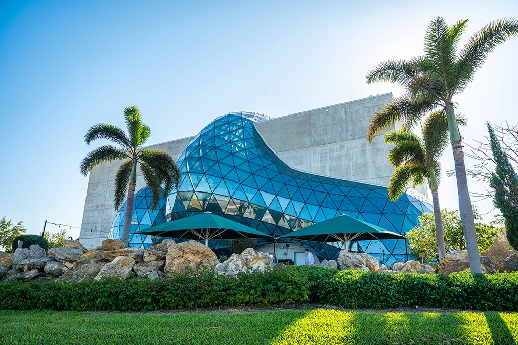 Moderne Glasfassade des Dalí Museums in St. Petersburg, Florida