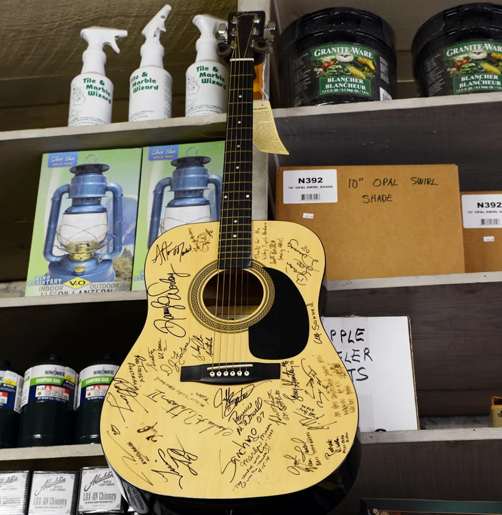 Signierte Akustikgitarre als Ausstellungsstück in der Tupelo Hardware Company