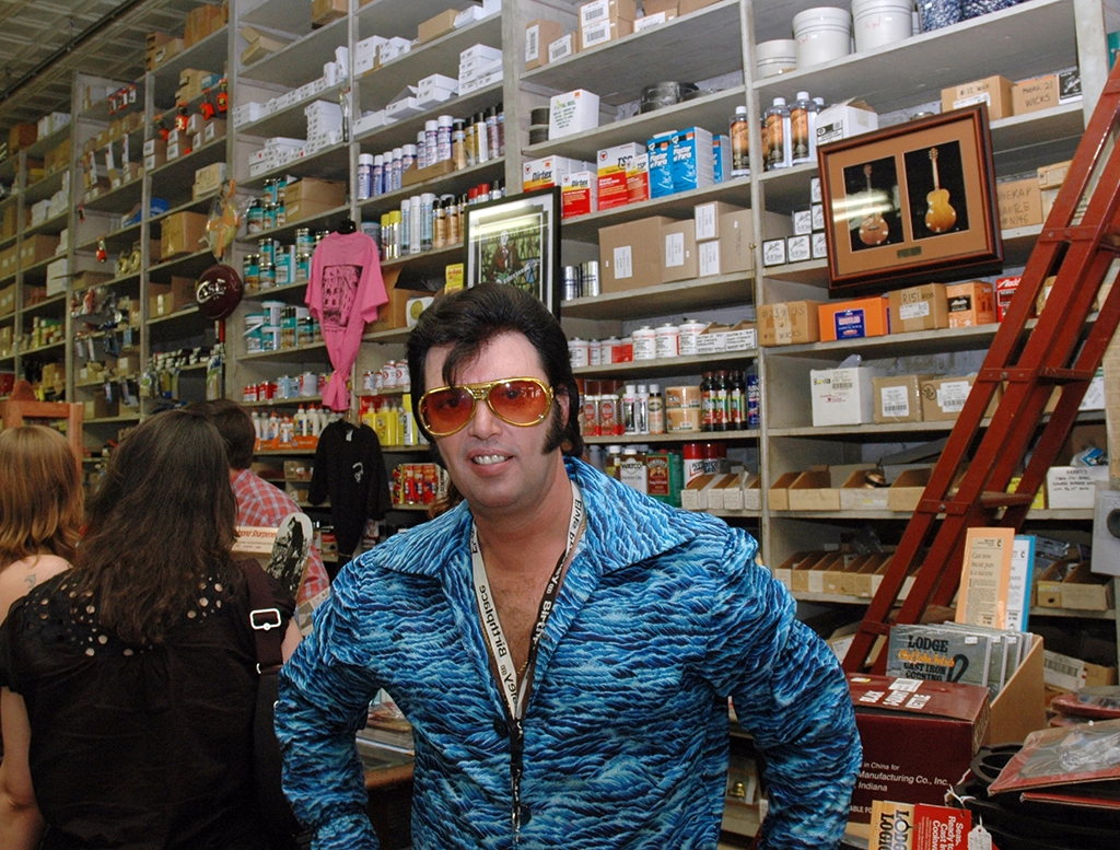 Elvis-Imitator im Verkaufsraum der Tupelo Hardware Company in Tupelo, Mississippi