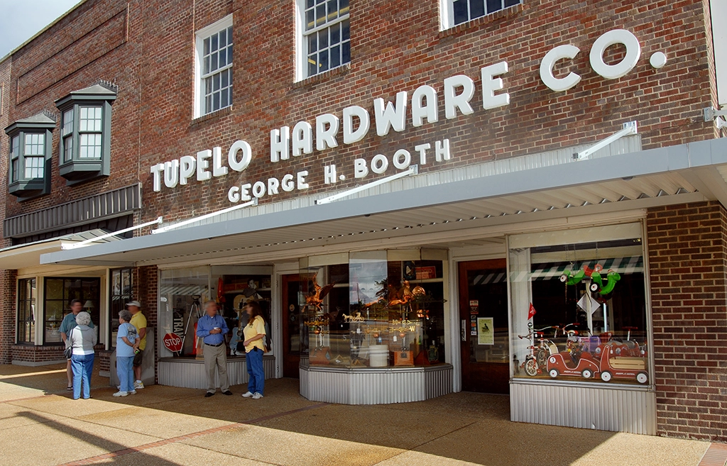 Fassade der Tupelo Hardware Company an der West Main Street in Tupelo, Mississippi