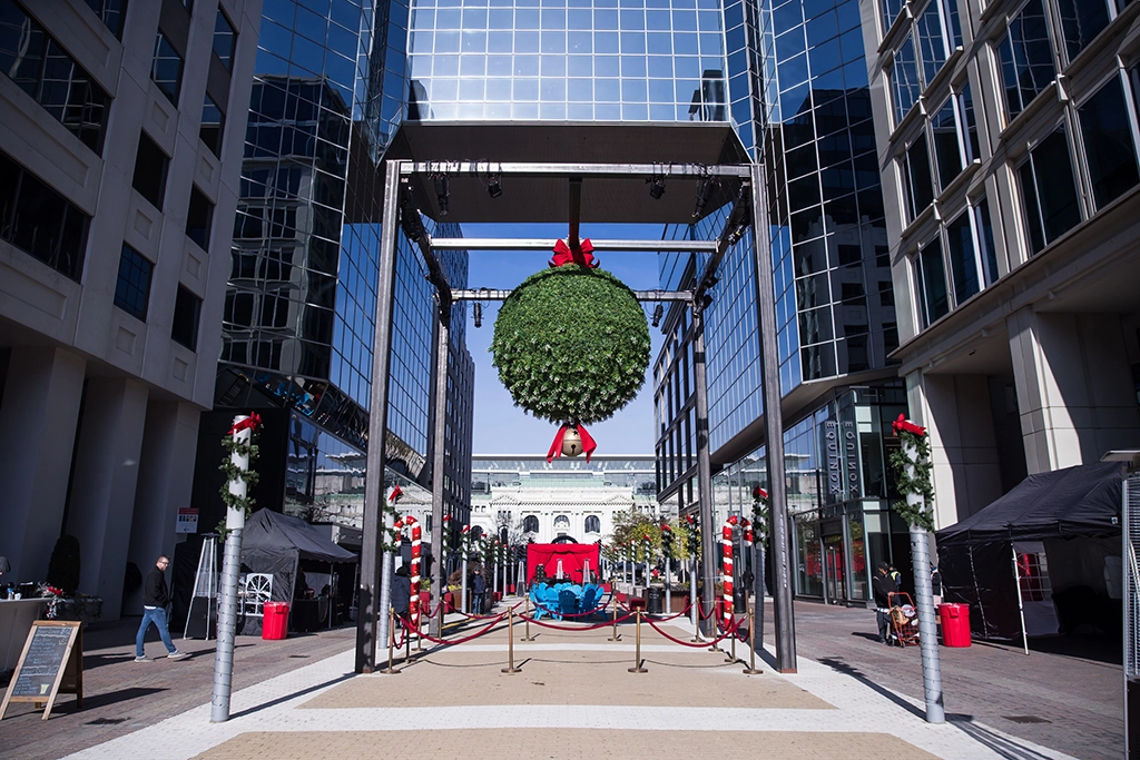 Großer schwebender Mistelzweig in der Anthem Row in Washington, DC