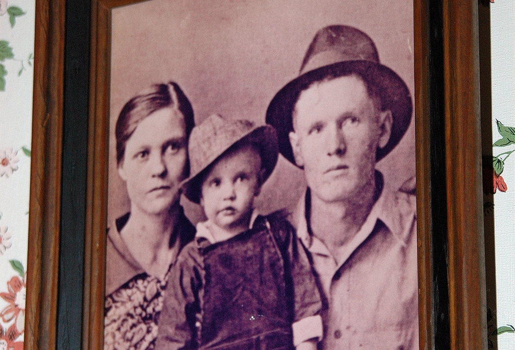 Historisches Foto von Elvis Presley als Kleinkind mit seinen Eltern in Tupelo
