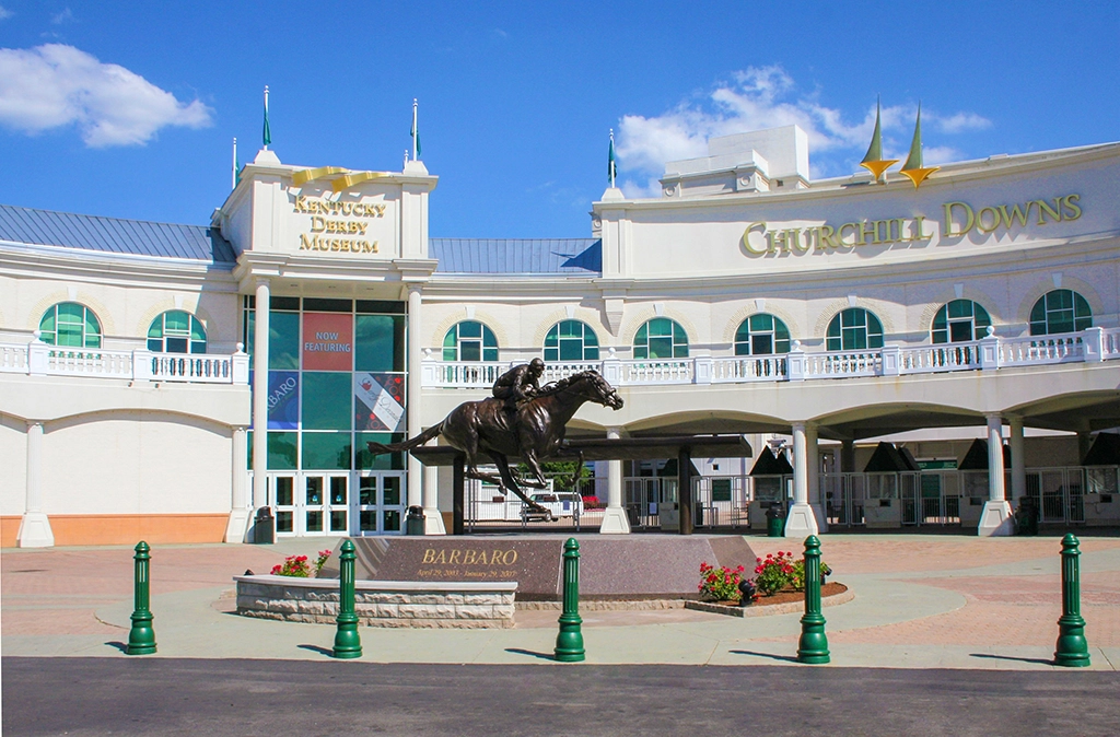 Außenansicht des Kentucky Derby Museum mit Churchill Downs und Barbaro-Statue in Louisville